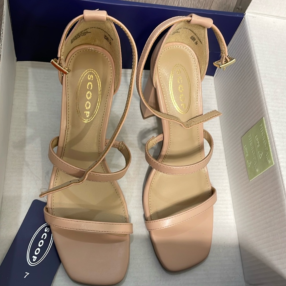 NWT-Beautiful, Open Toed shoes, neutral. 2.5 inch, chunky heel.